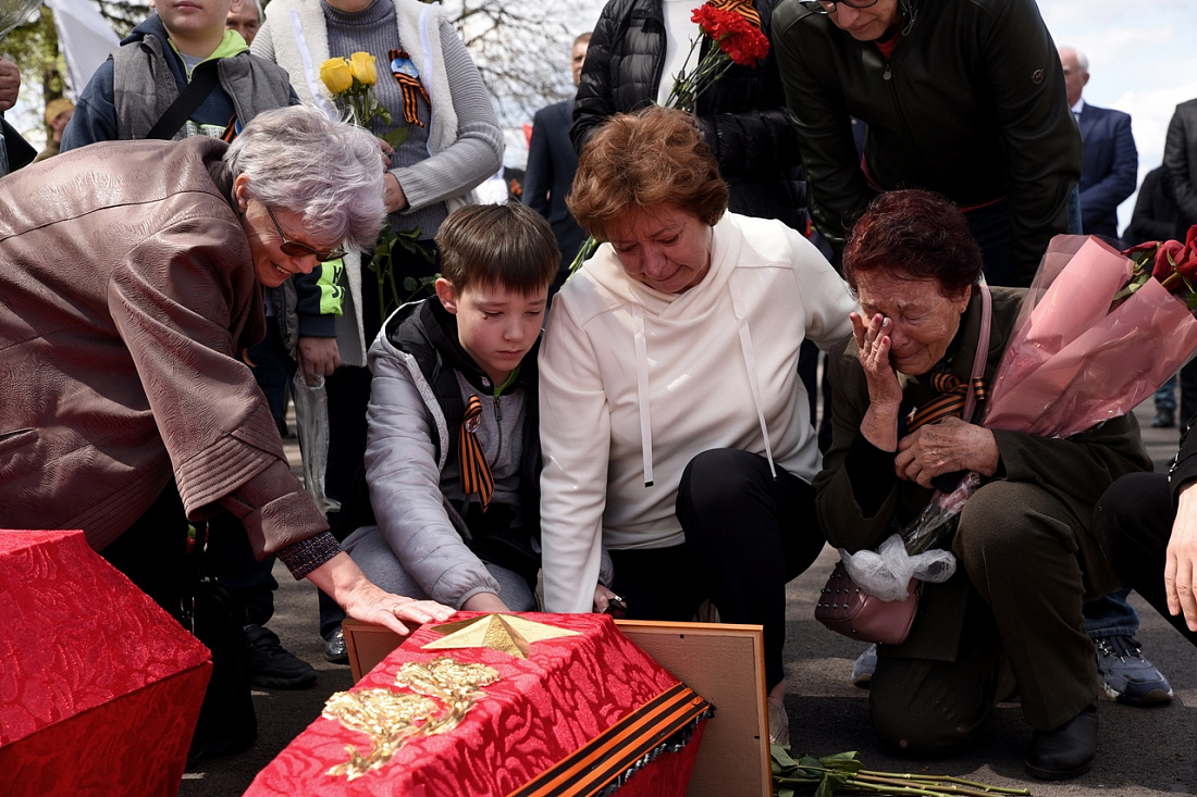 08 24 новости. Курская область 08. Сжигание травы с животными. 08 24 новости. Пожар в деревне.